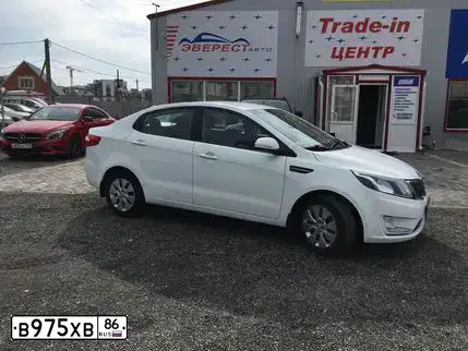Фото автомобиля KIA RIO, 2013 — госномер В975ХВ86. Цвет: Белый