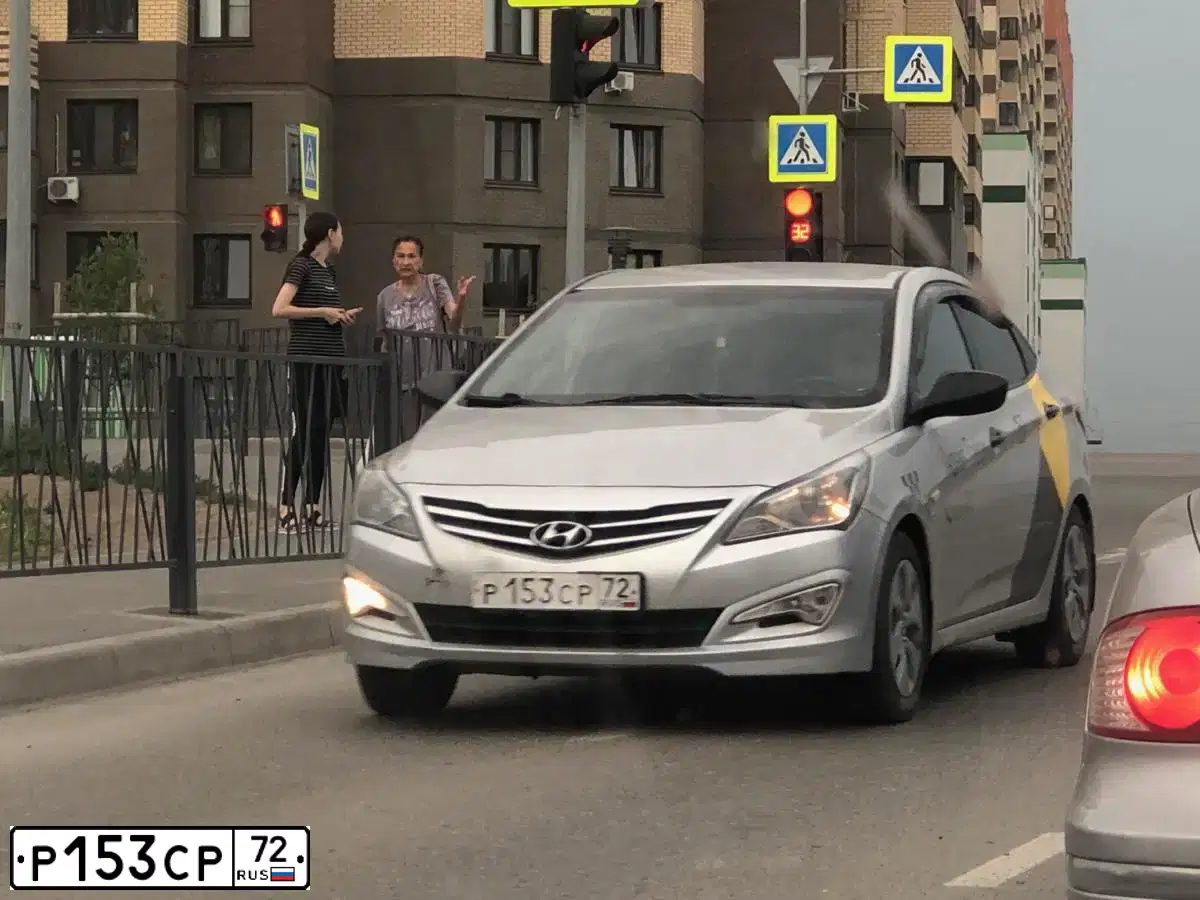 Фото автомобиля HYUNDAI SOLARIS, 2015 — госномер Х586ЕС72. Цвет: Серебристый