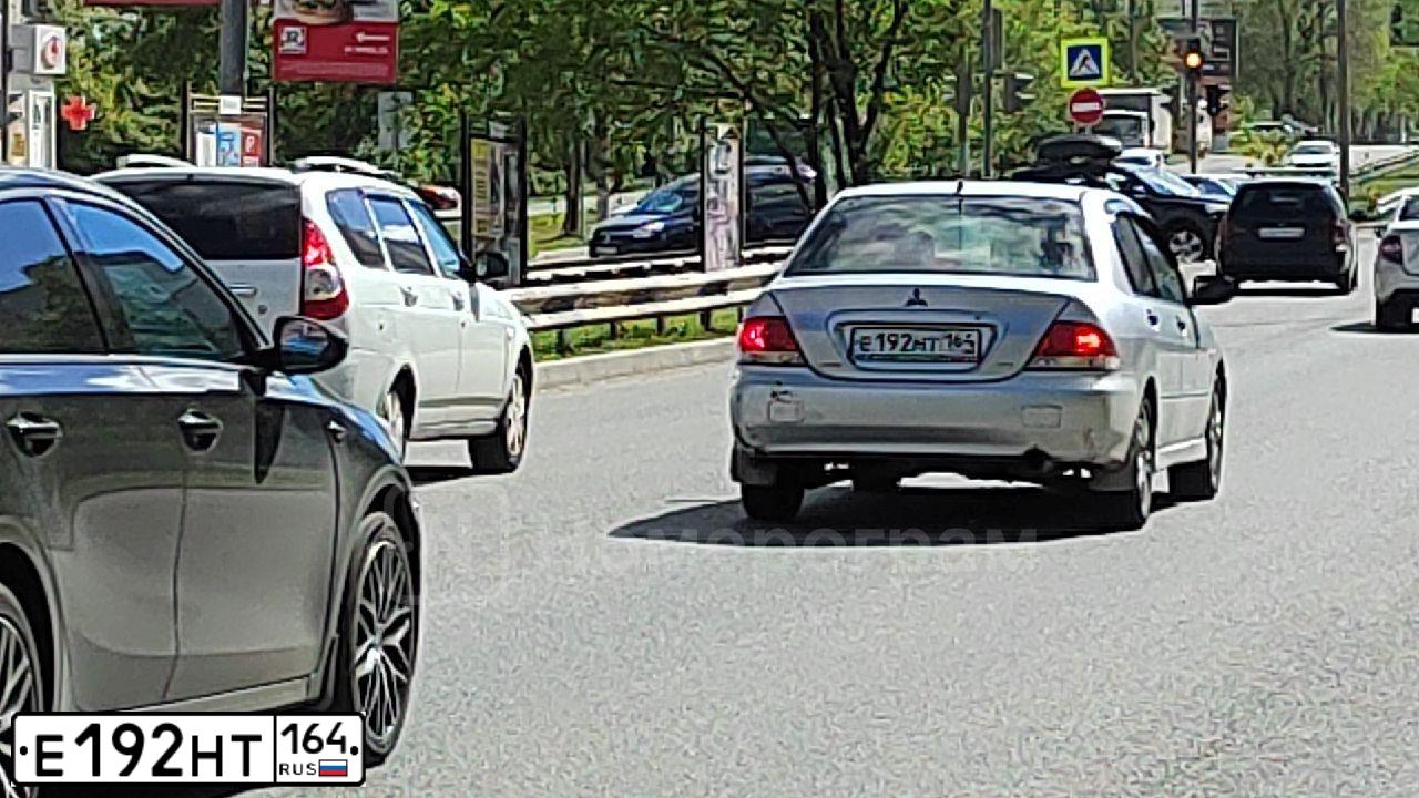 Фото автомобиля TOYOTA CAMRY, 2015 — госномер Е192НТ164. Цвет: Белый