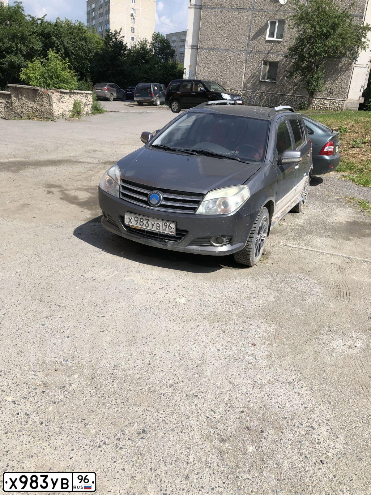 Фото автомобиля GEELY MK CROSS, 2013 — госномер Х983УВ96. Цвет: СТАЛЬНОЙ (СЕРЫЙ)