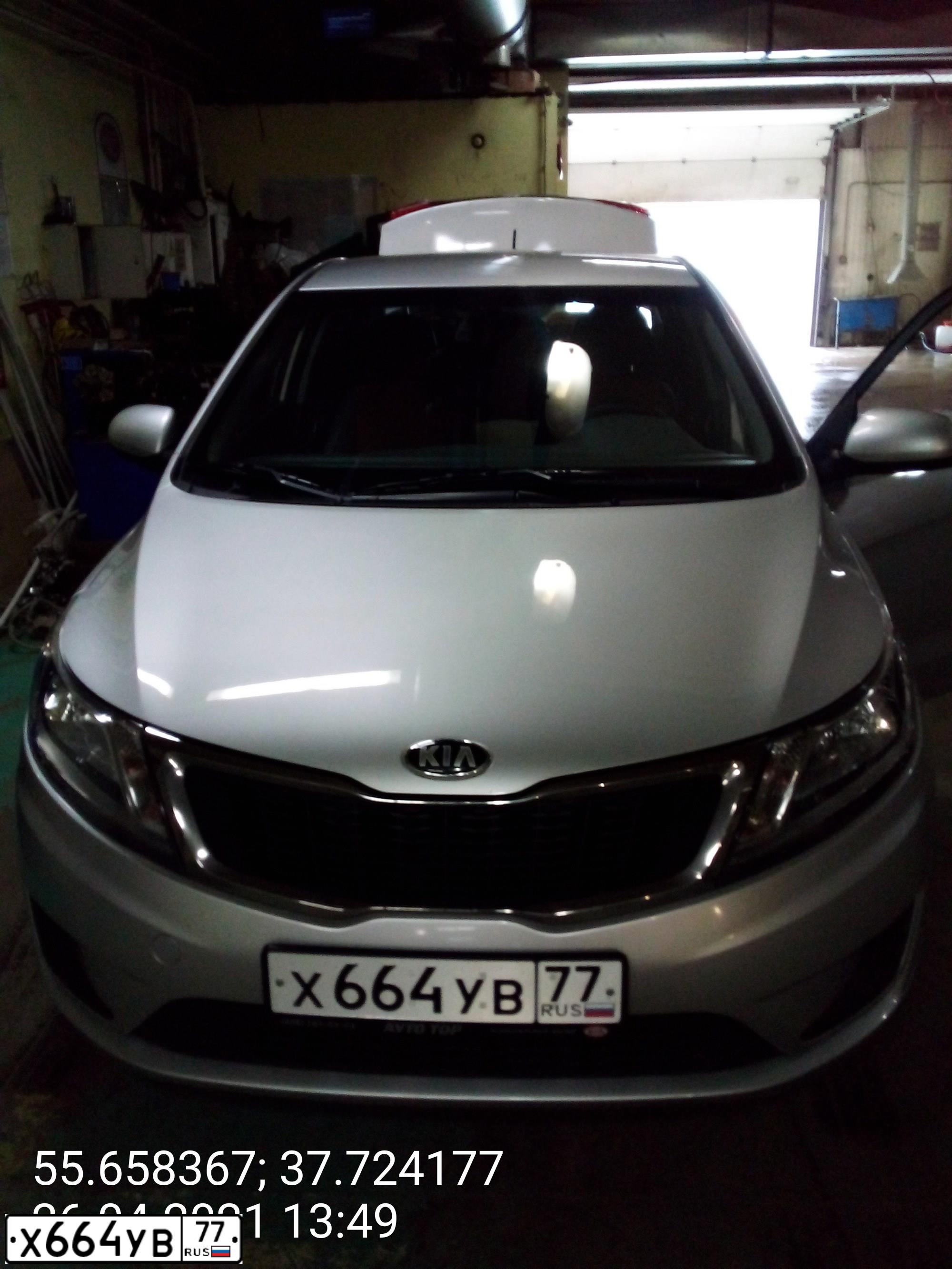 Фото автомобиля KIA RIO, 2014 — госномер Х664УВ77. Цвет: СЕРЫЙ