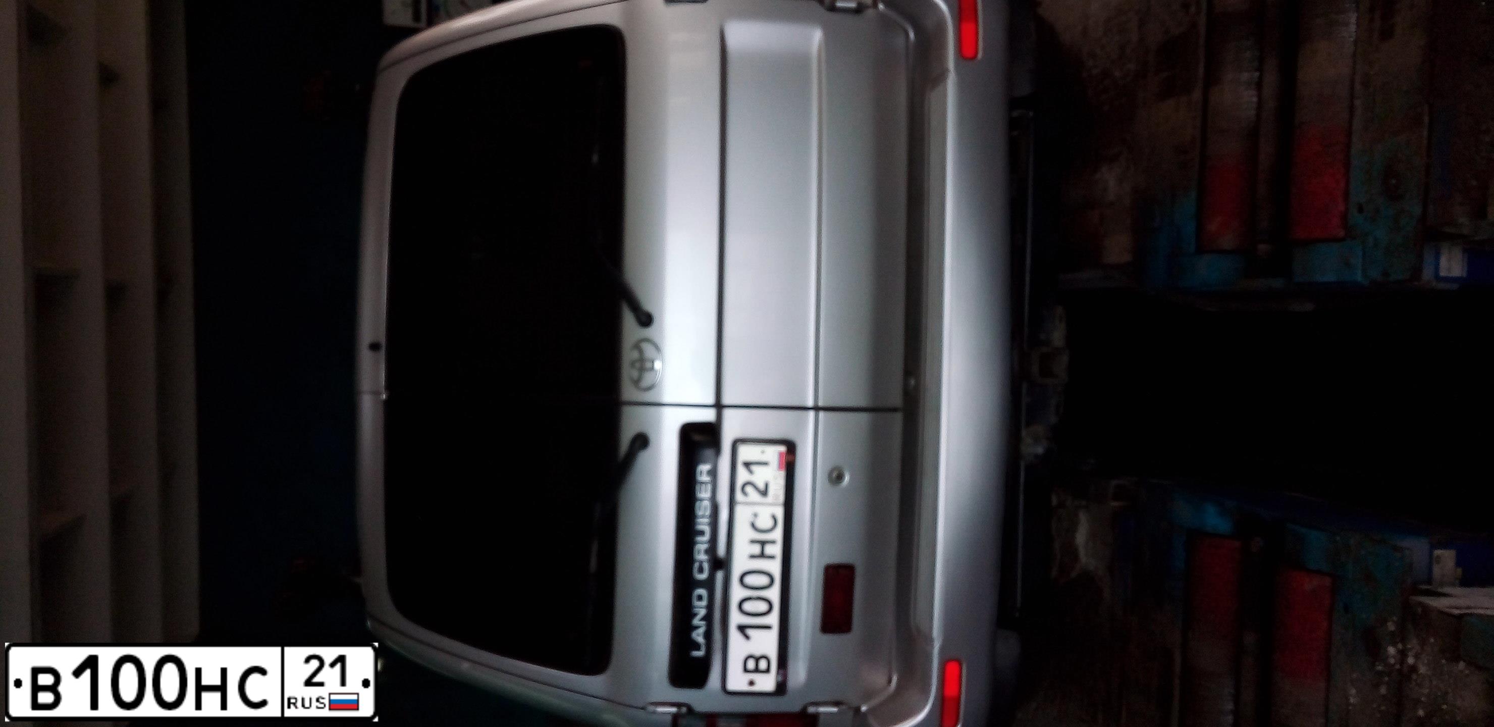 Фото автомобиля TOYOTA LANDCRUISER, 2004 — госномер В100НС21. Цвет: СЕРЫЙ