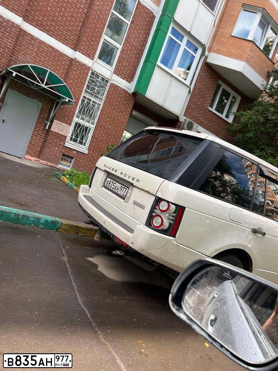 Фото автомобиля LANDROVER RANGE ROVER, 2009 — госномер В835АН977. Цвет: Белый