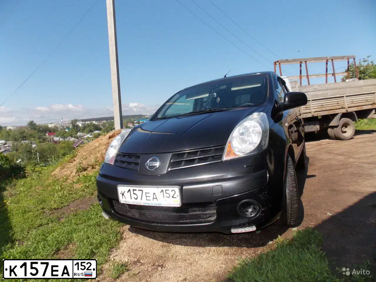 Фото автомобиля NISSAN NOTE, 2007 — госномер К157ЕА152. Цвет: ЧЕРНЫЙ
