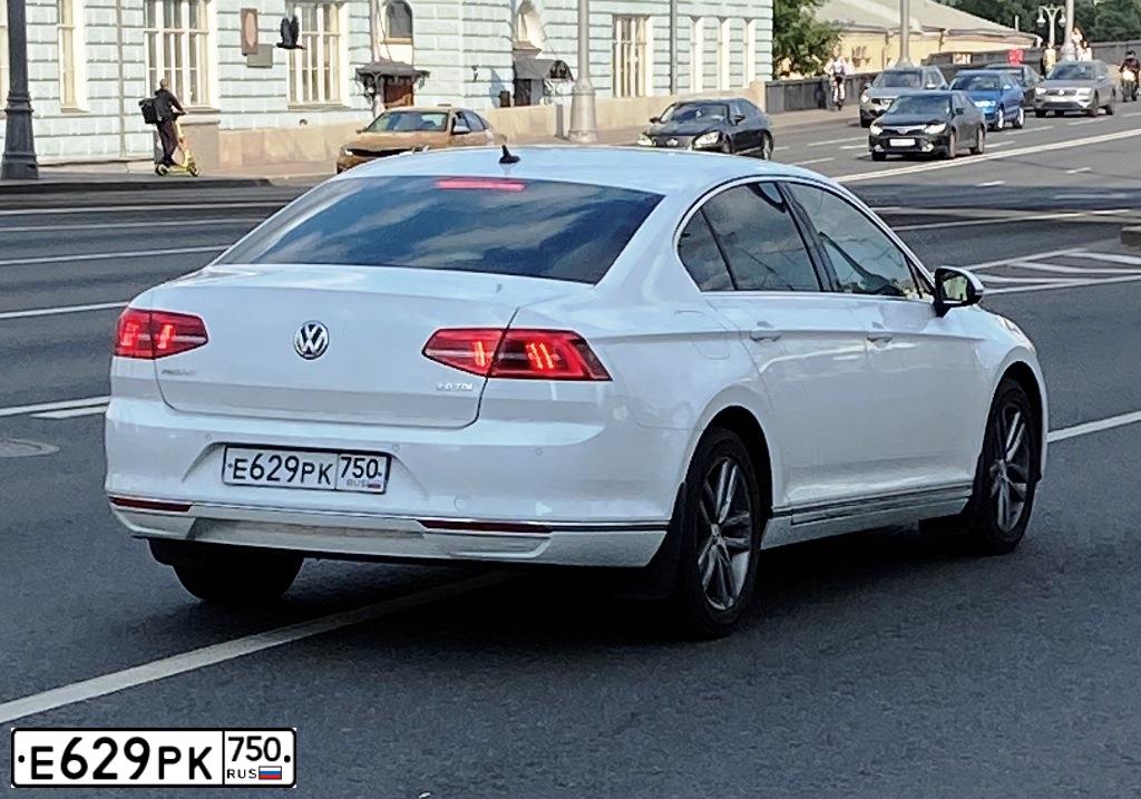 Фото автомобиля VOLKSWAGEN PASSAT, 2017 — госномер Е629РК750. Цвет: БЕЛЫЙ