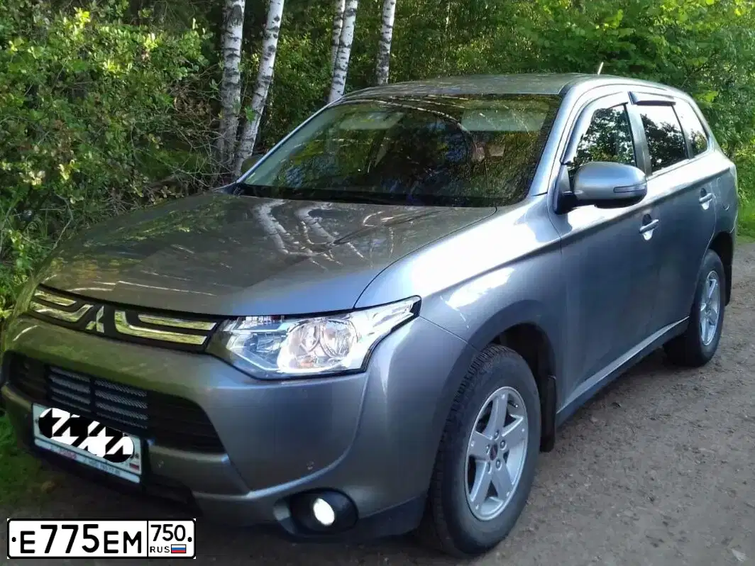 Фото автомобиля MITSUBISHI OUTLANDER, 2013 — госномер Е775ЕМ750. Цвет: СЕРЫЙ