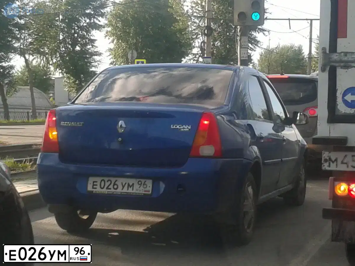 Фото автомобиля RENAULT LOGAN, 2007 — госномер Е026УМ96. Цвет: СИНИЙ