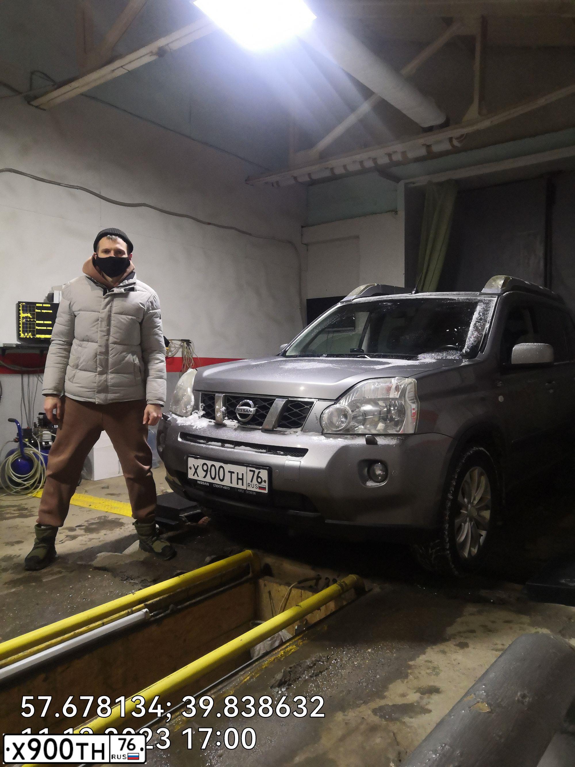 Фото автомобиля NISSAN X-TRAIL, 2010 — госномер В888КН76. Цвет: СЕРЫЙ