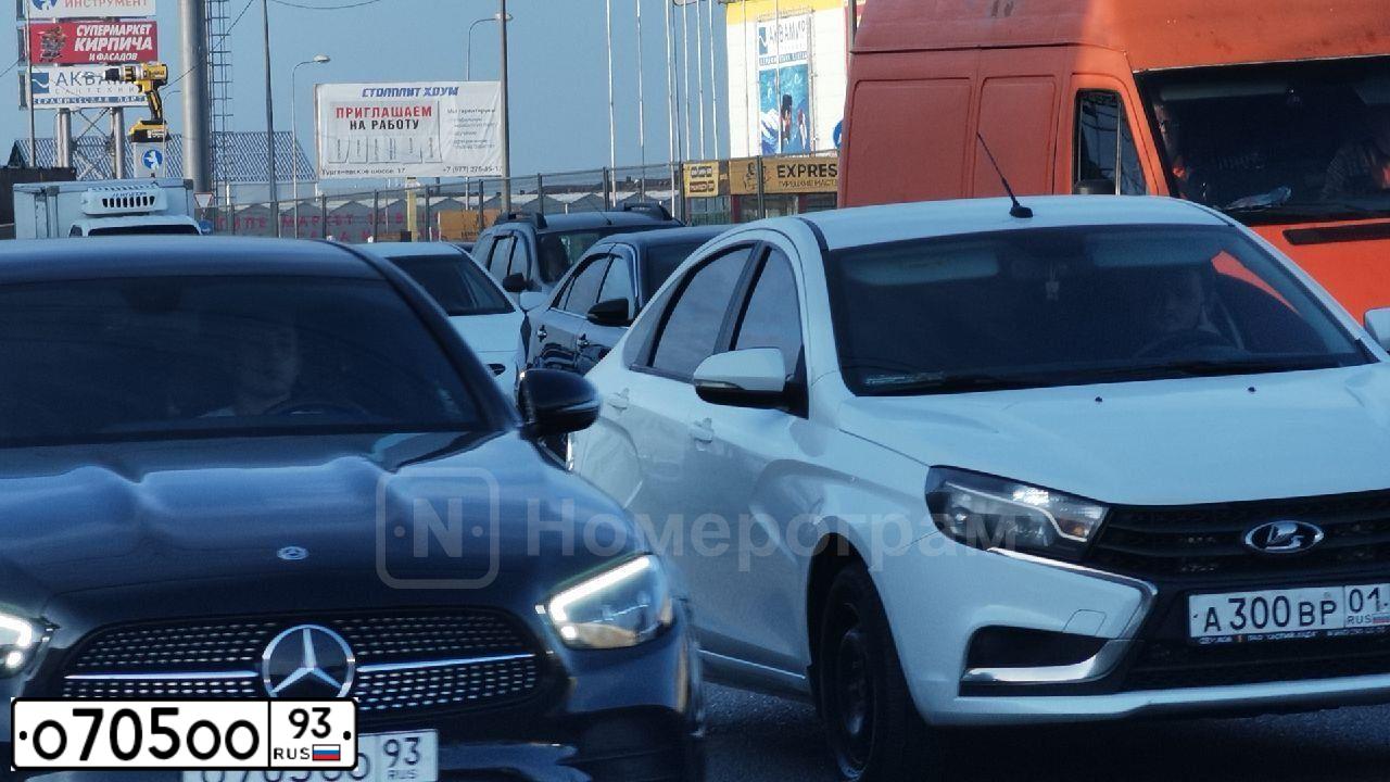 Фото автомобиля MERCEDES GL-KLASSE, 2011 — госномер М109ММ93. Цвет: Белый