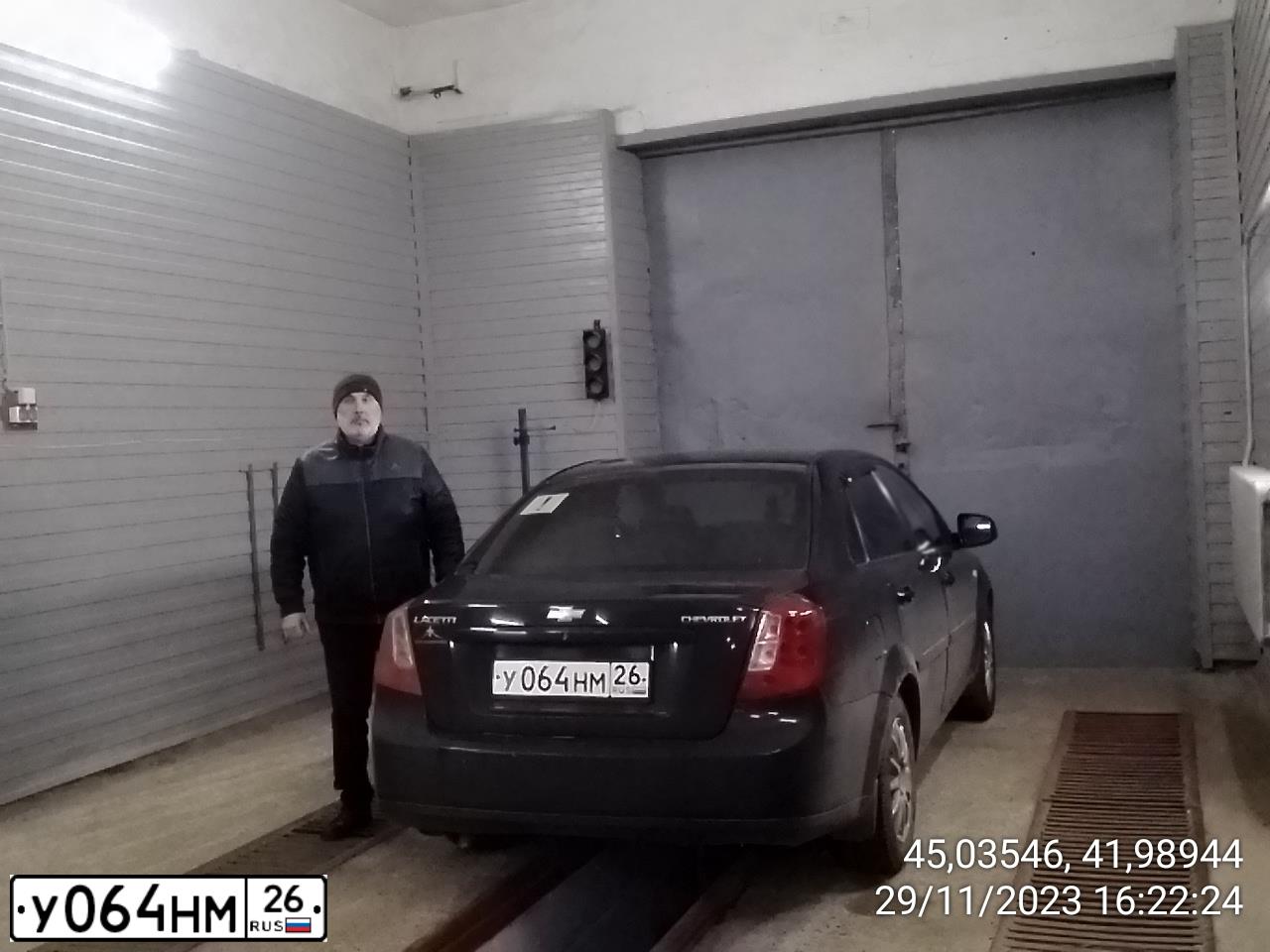Фото автомобиля CHEVROLET LACETTI, 2010 — госномер Е481КВ761. Цвет: ЧЕРНЫЙ