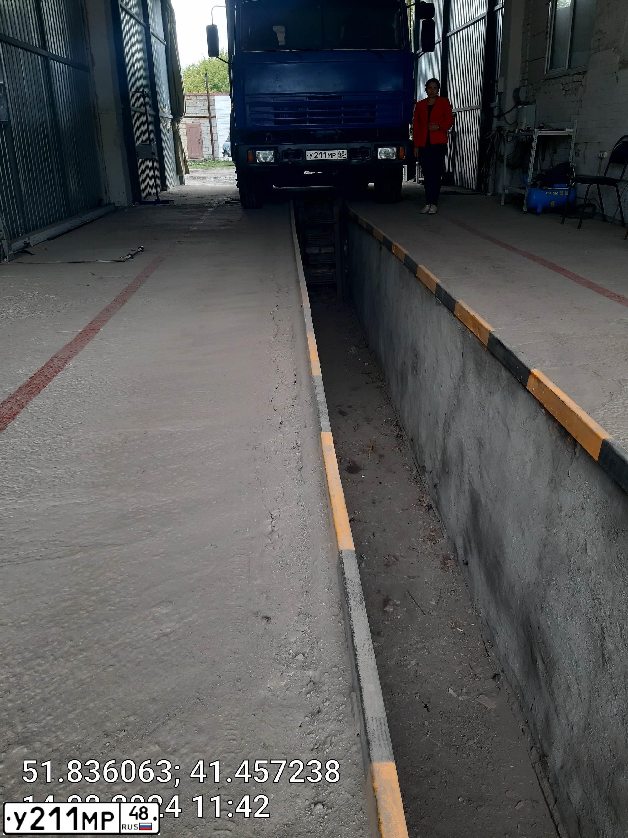 Фото автомобиля KAMAZ 53215 /6X4/, 2007 — госномер Е001ХВ48. Цвет: МЕДЕО