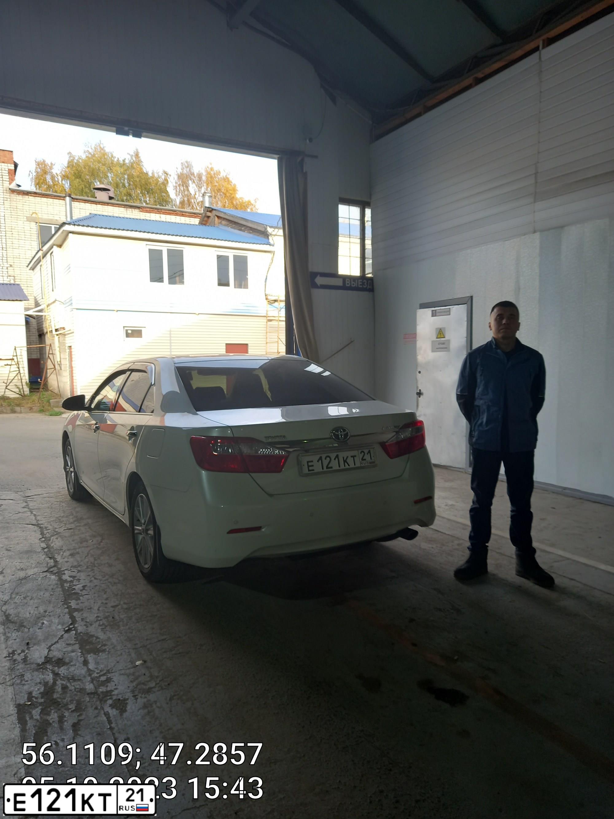 Фото автомобиля TOYOTA CAMRY, 2014 — госномер Е121КТ21. Цвет: БЕЛЫЙ ПЕРЛАМУТР