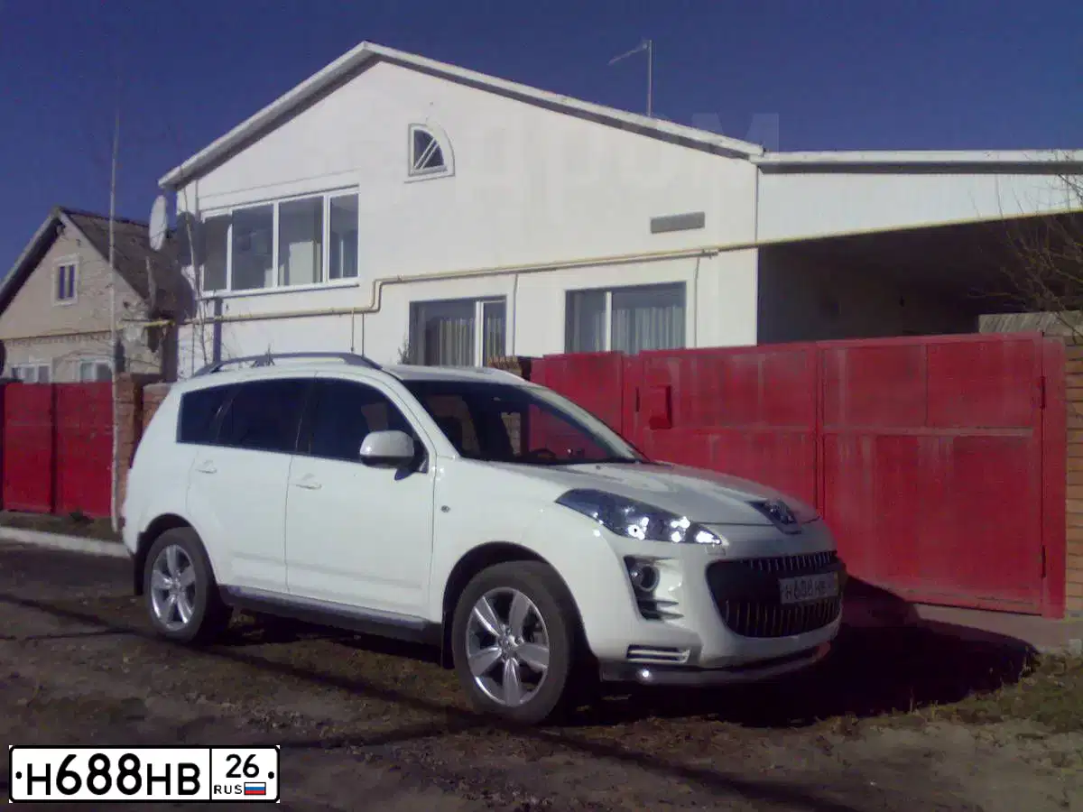 Фото автомобиля PEUGEOT 4007, 2010 — госномер Н688НВ26. Цвет: БЕЛЫЙ