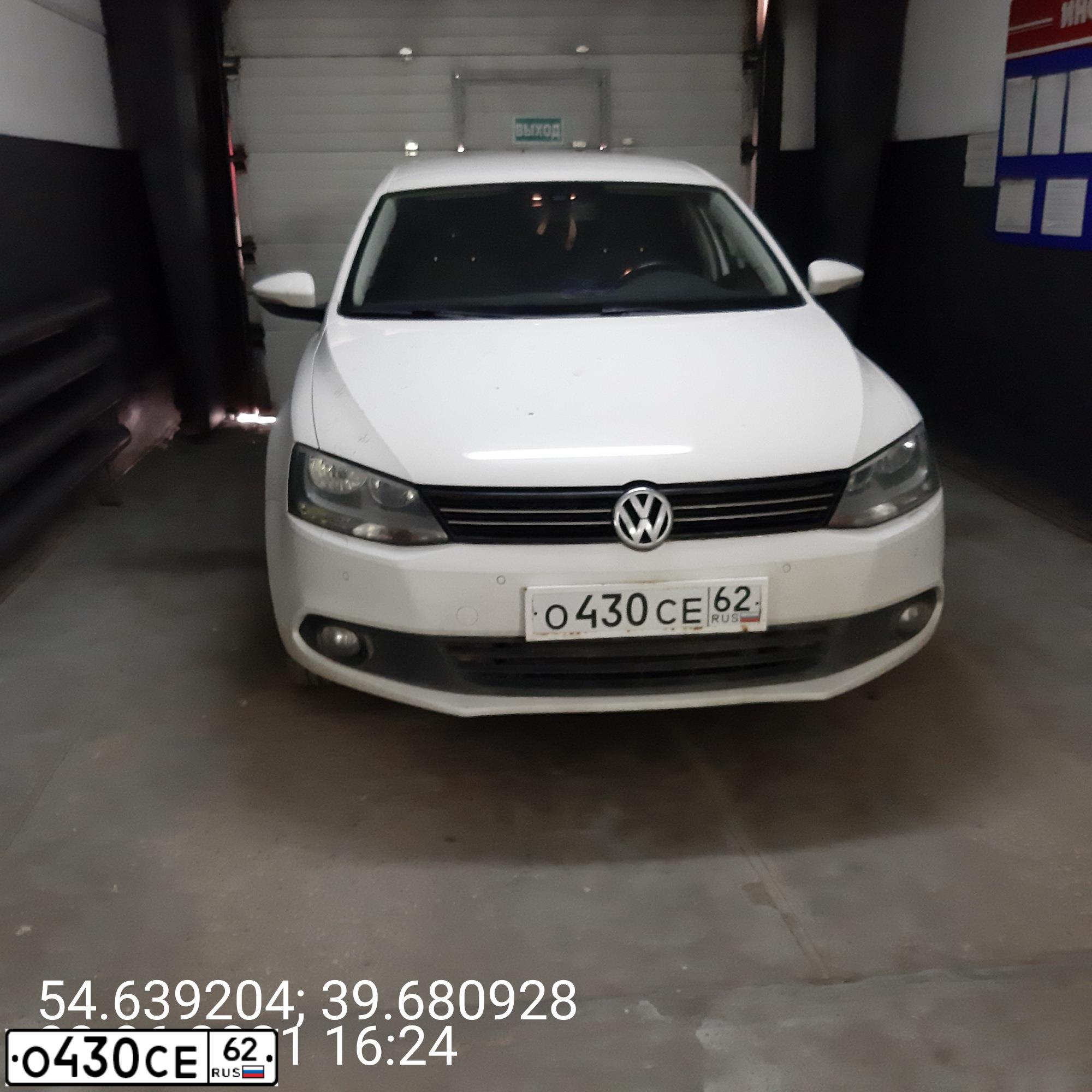 Фото автомобиля VOLKSWAGEN JETTA, 2012 — госномер О430СЕ62. Цвет: Белый