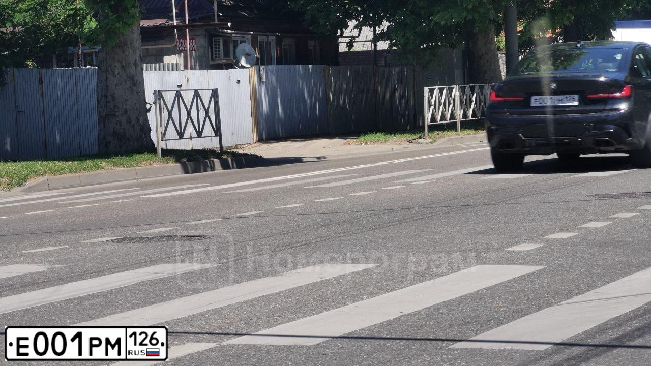 Фото автомобиля MERCEDES GLE-KLASSE, 2016 — госномер Е001РМ126. Цвет: ЧЕРНЫЙ