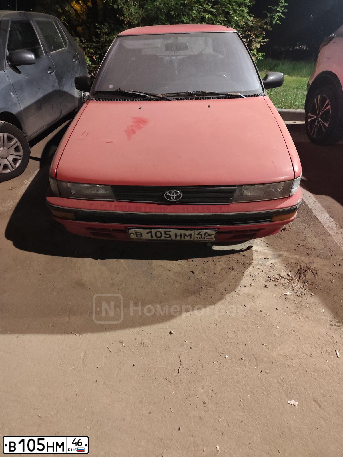 Фото автомобиля TOYOTA COROLLA, 1991 — госномер В105НМ46. Цвет: Красный