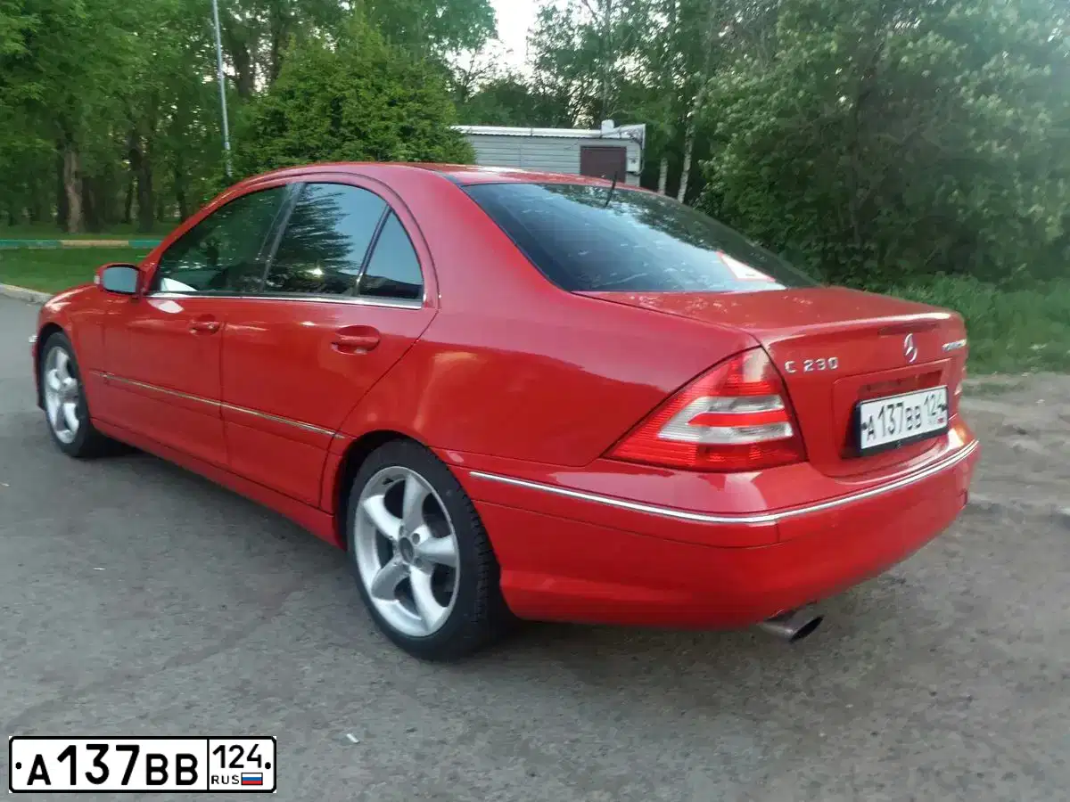 Фото автомобиля MERCEDES C-KLASSE, 2005 — госномер А137ВВ124. Цвет: Красный