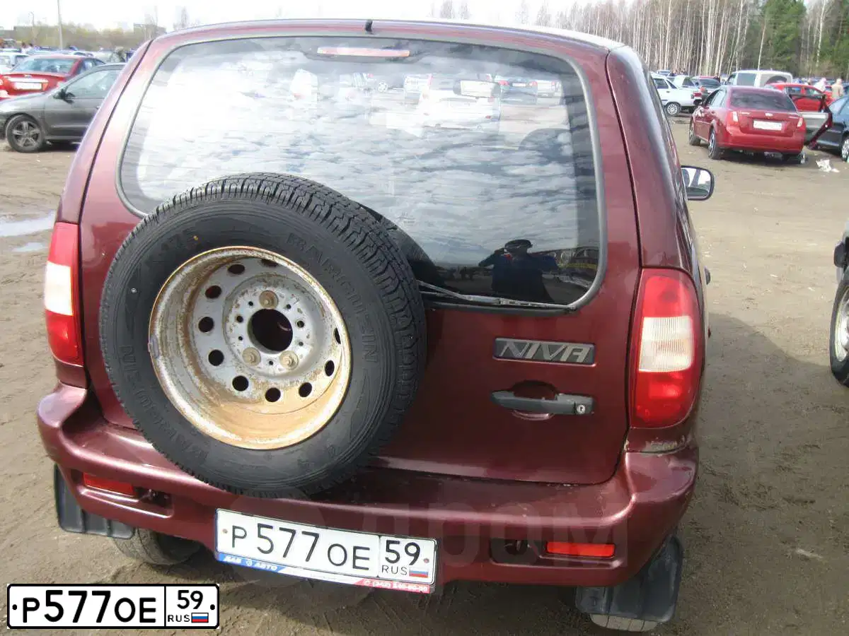 Фото автомобиля CHEVROLET NIVA, 2005 — госномер О224МК159. Цвет: серебристо ярко-красный