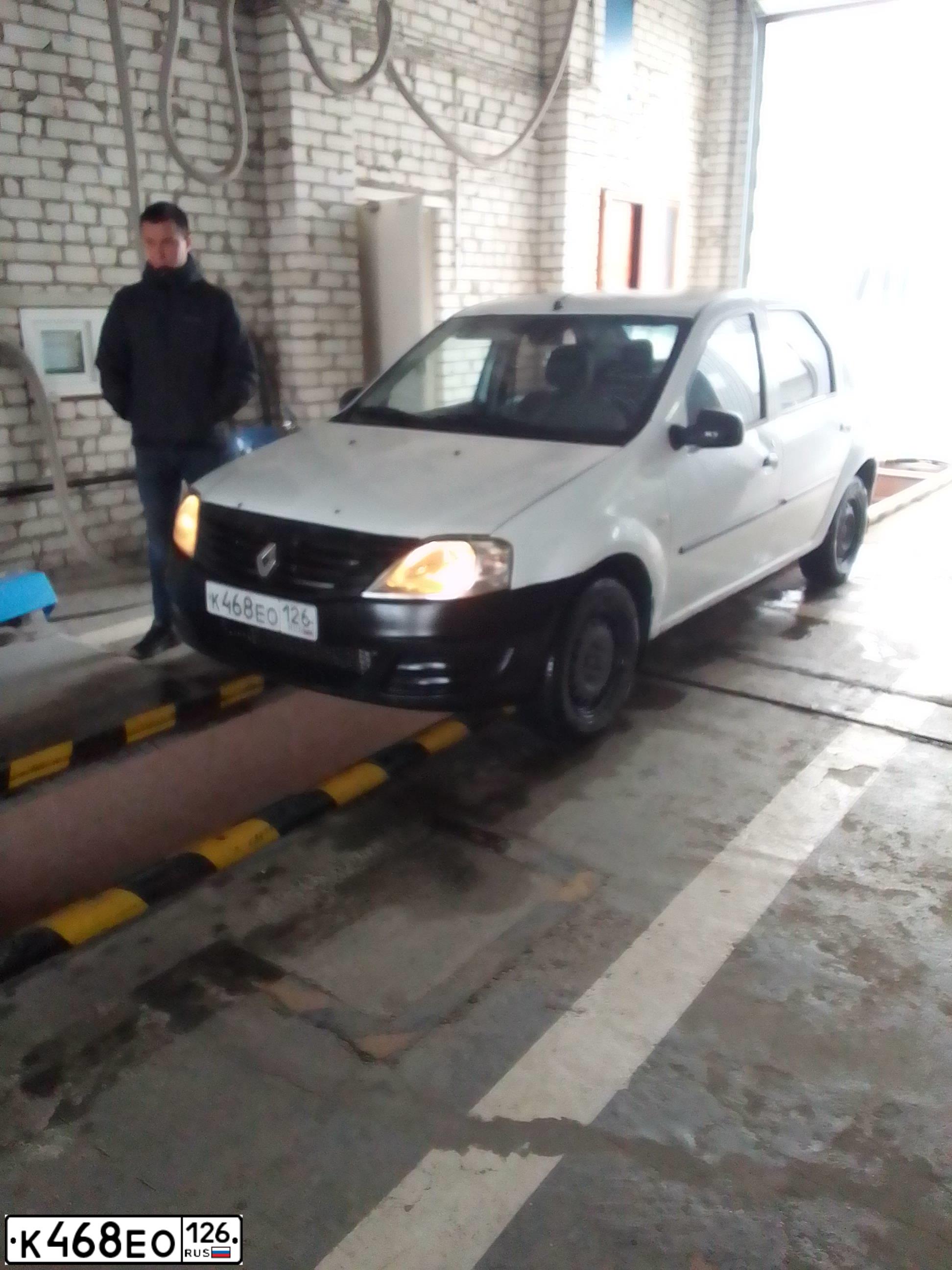 Фото автомобиля RENAULT LOGAN, 2011 — госномер К468ЕО126. Цвет: Белый