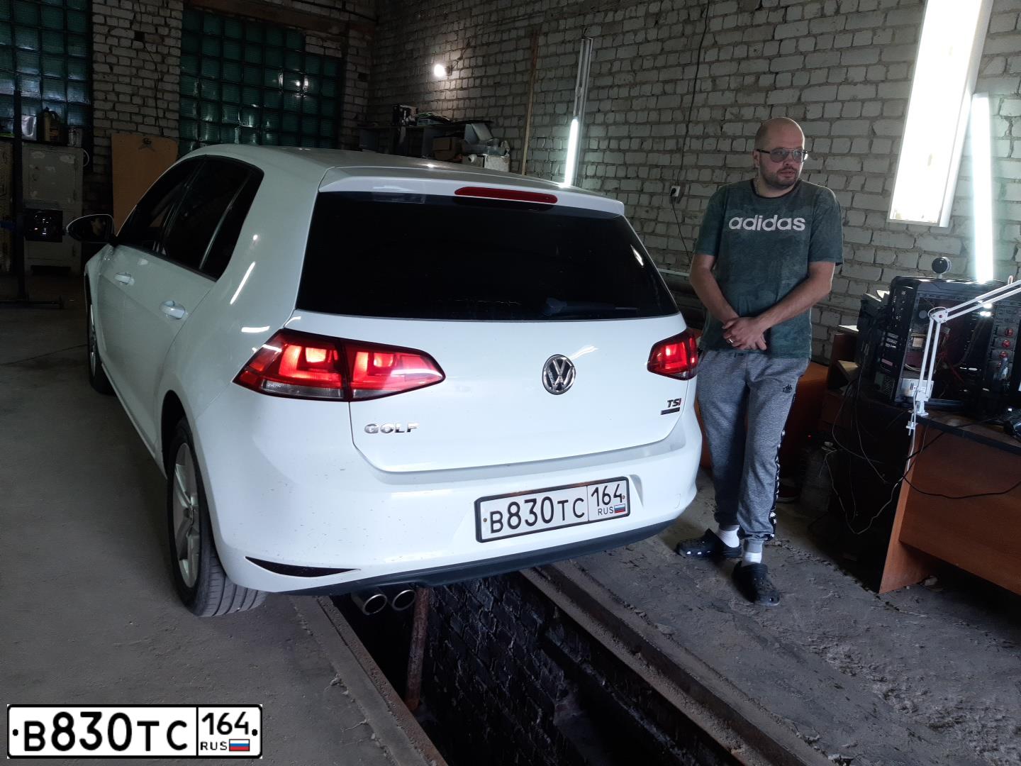 Фото автомобиля VOLKSWAGEN GOLF, 2013 — госномер В830ТС164. Цвет: Белый
