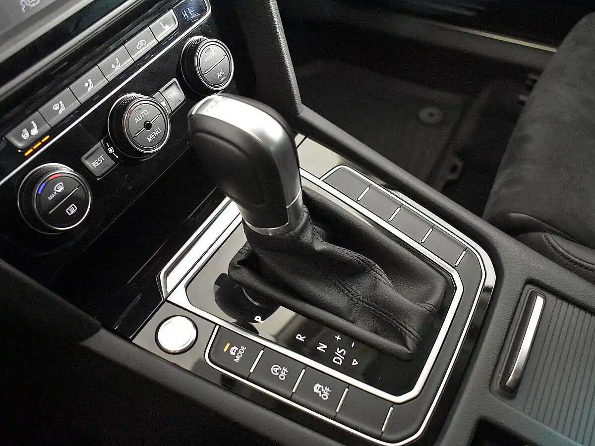 Фото автомобиля VOLKSWAGEN PASSAT, 2016 — госномер У237АН58. Цвет: Коричневый