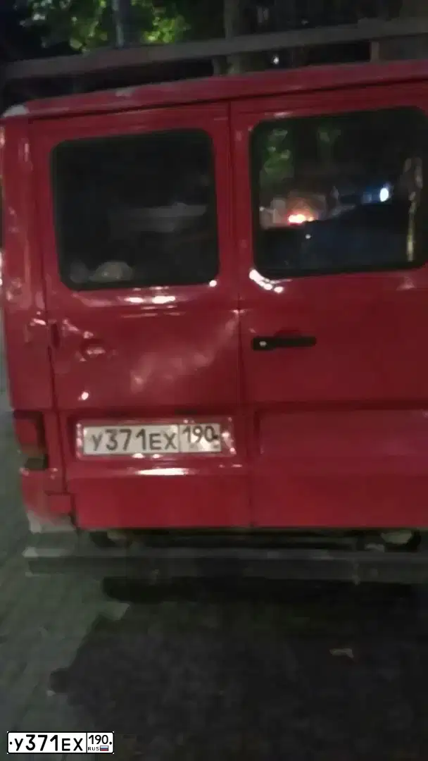 Фото автомобиля MERCEDES MB 100, 1991 — госномер У371ЕХ190. Цвет: КРАСНЫЙ
