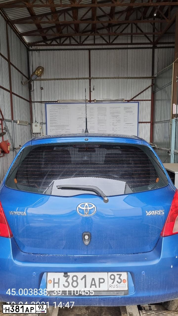 Фото автомобиля TOYOTA YARIS, 2006 — госномер Н381АР93. Цвет: СИНИЙ