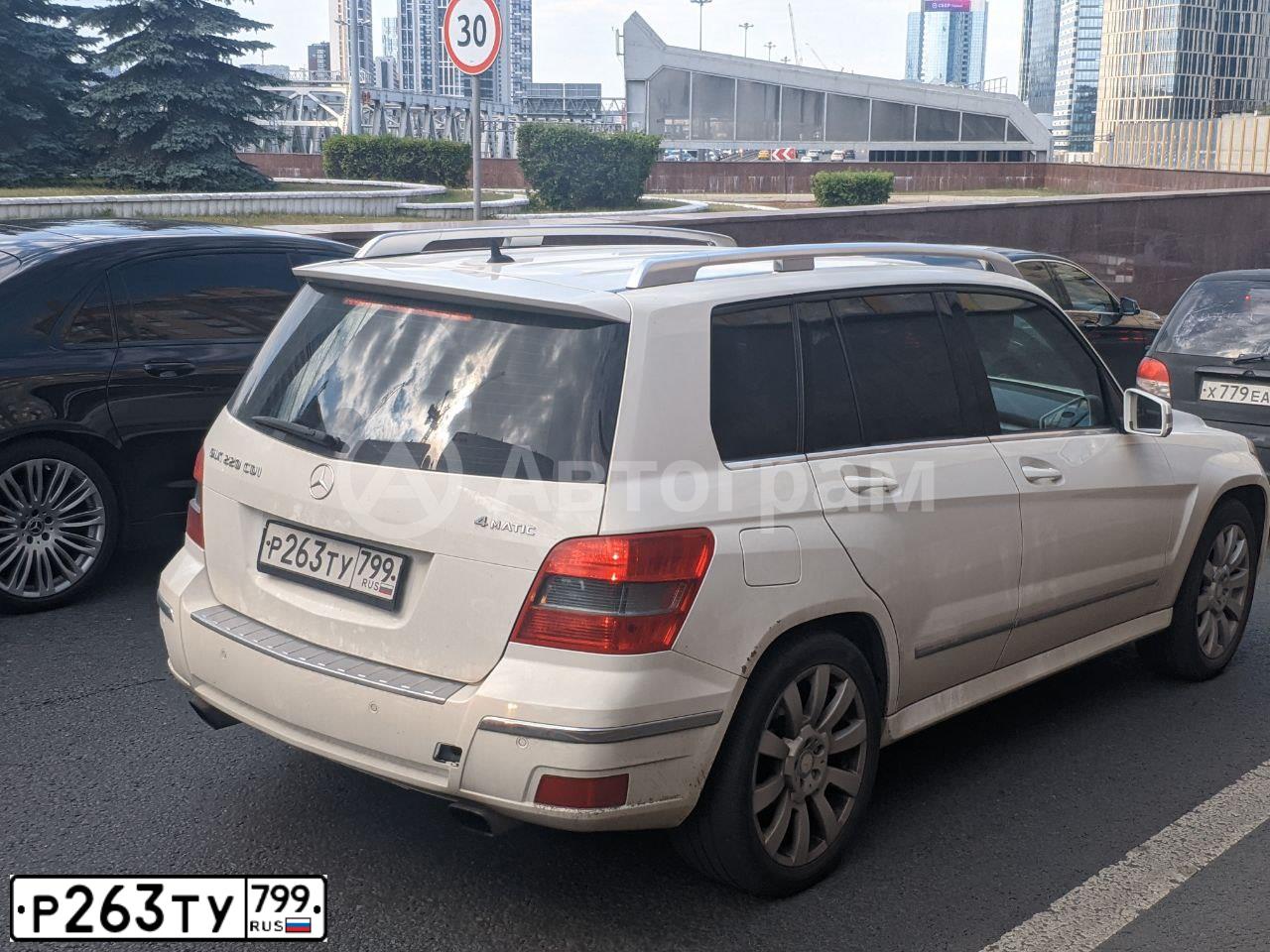 Фото автомобиля MERCEDES GLK-KLASSE, 2011 — госномер Р263ТУ799. Цвет: Белый