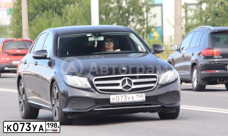 Фото автомобиля MERCEDES-BENZ E220, 2017 — госномер У556ЕС198. Цвет: ЧЕРНЫЙ