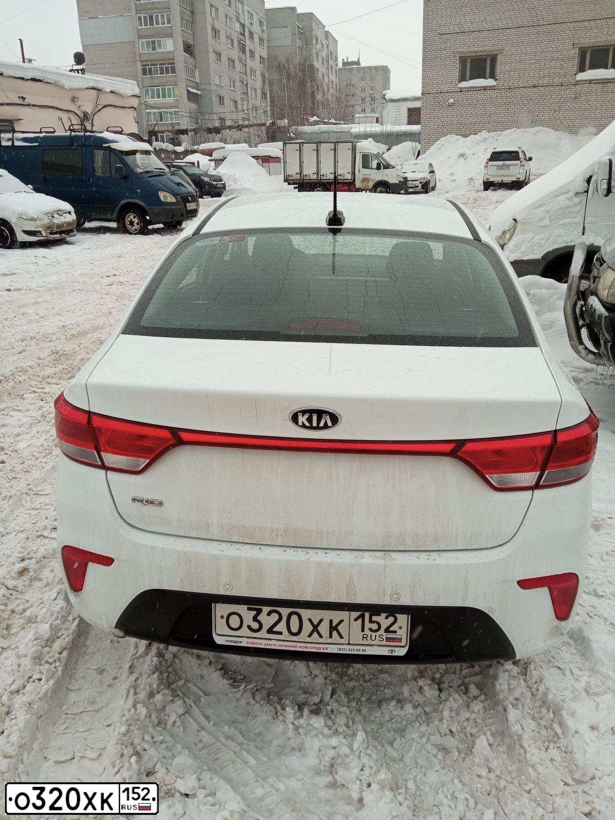 Фото автомобиля KIA RIO, 2017 — госномер В010СН152. Цвет: Белый