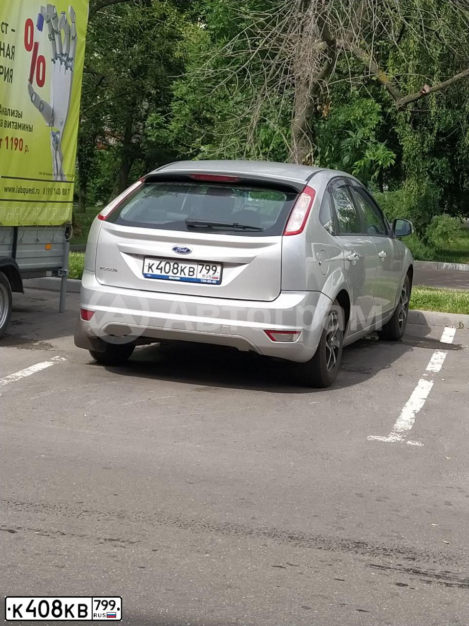 Фото автомобиля FORD FOCUS, 2010 — госномер К408КВ799. Цвет: Серебристый