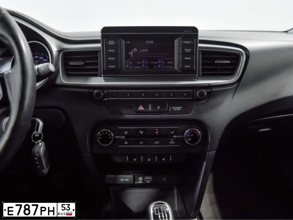 Фото автомобиля KIA CEE'D, 2019 — госномер Е787РН53. Цвет: Серый
