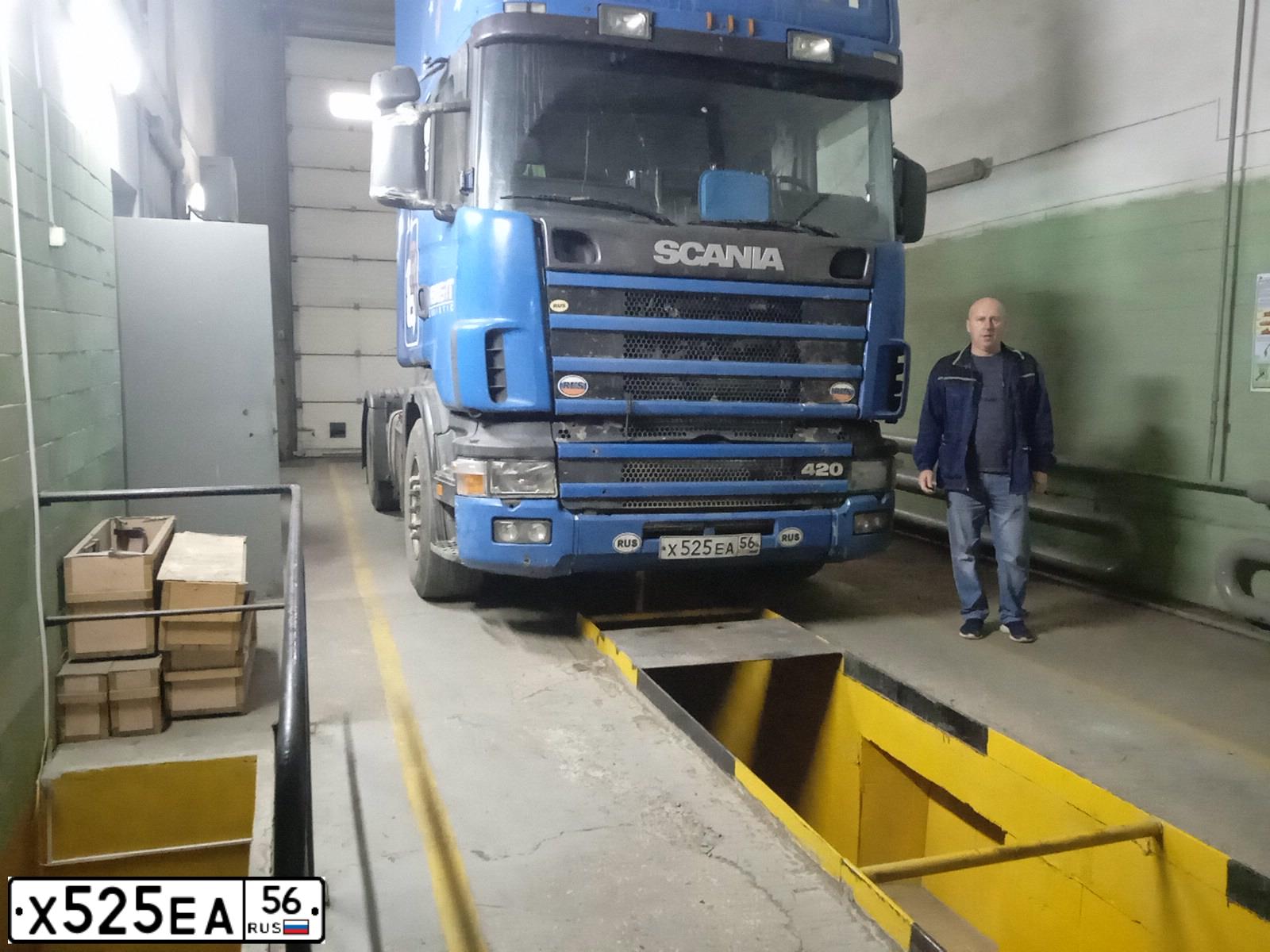 Фото автомобиля SCANIA SERIE R /4X2/, 2002 — госномер Н649ВН18. Цвет: СИНИЙ