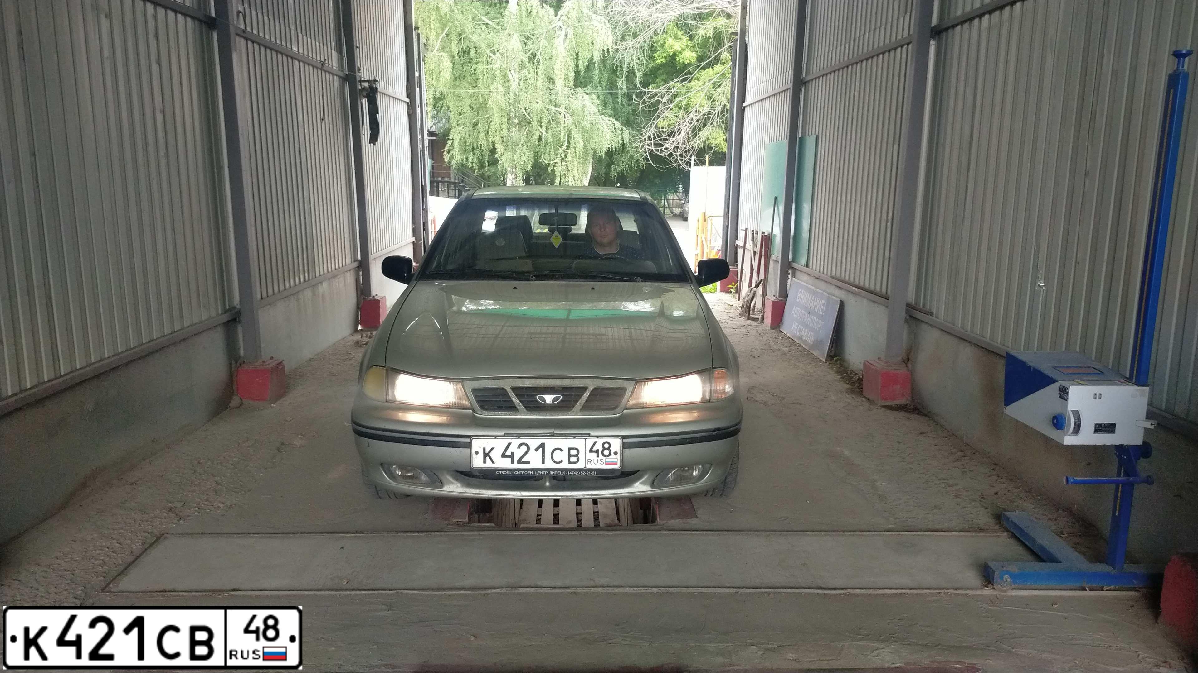 Фото автомобиля DAEWOO NEXIA, 2008 — госномер К421СВ48. Цвет: СЕРЕБРИСТЫЙ