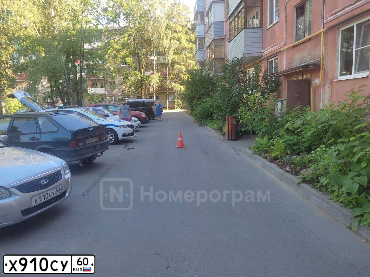Фото автомобиля LADA 2172 PRIORA, 2011 — госномер К538УО60. Цвет: СВЕТЛО-СЕРЕБРИСТЫЙ МЕТАЛЛ