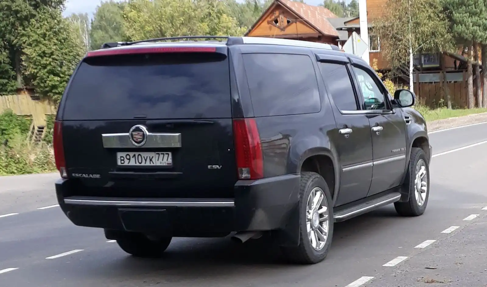Фото автомобиля CADILLAC ESCALADE, 2006 — госномер В910УК777. Цвет: ЧЕРНЫЙ