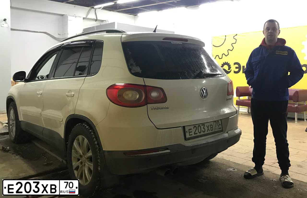 Фото автомобиля VOLKSWAGEN TIGUAN, 2009 — госномер С681КХ774. Цвет: Белый