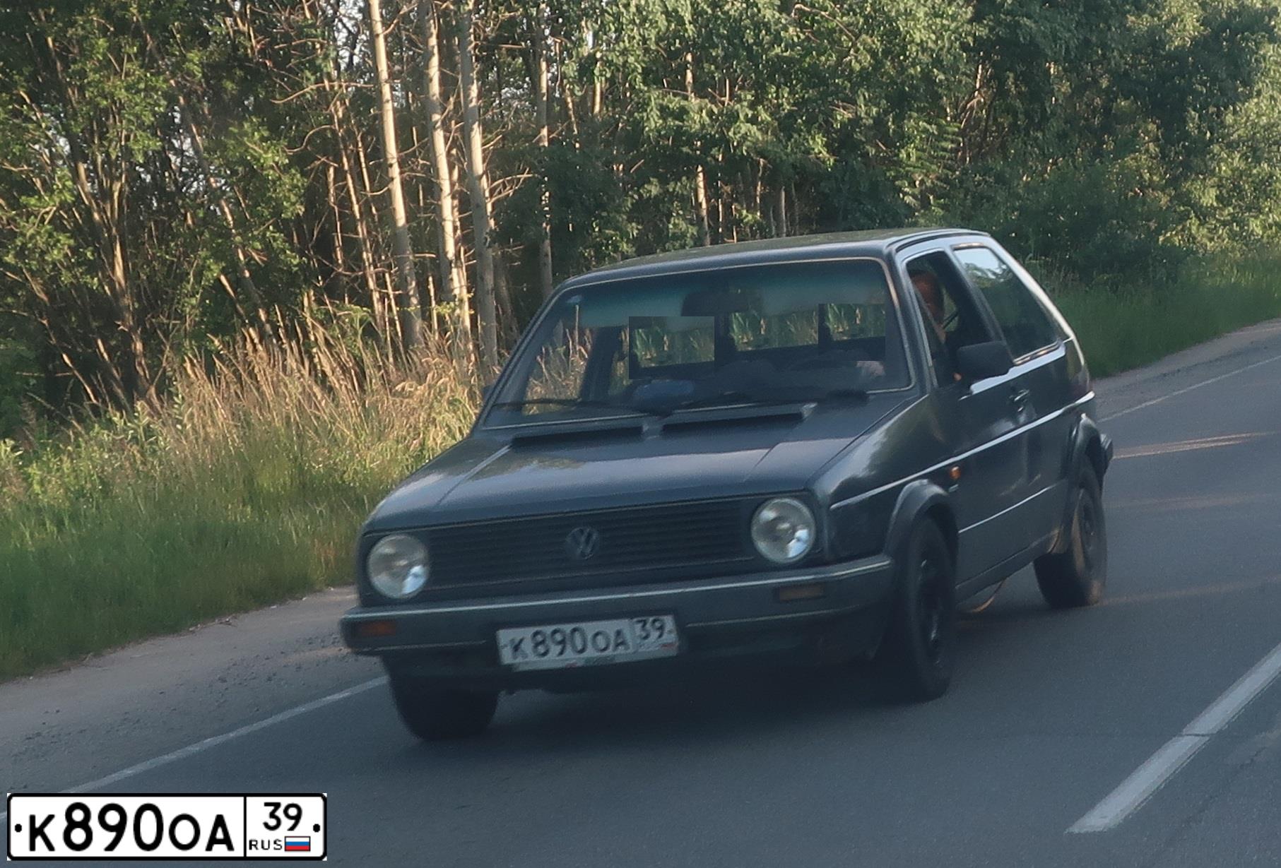 Фото автомобиля VOLKSWAGEN GOLF, 1986 — госномер К890ОА39. Цвет: ТЕМНО-СЕРЫЙ
