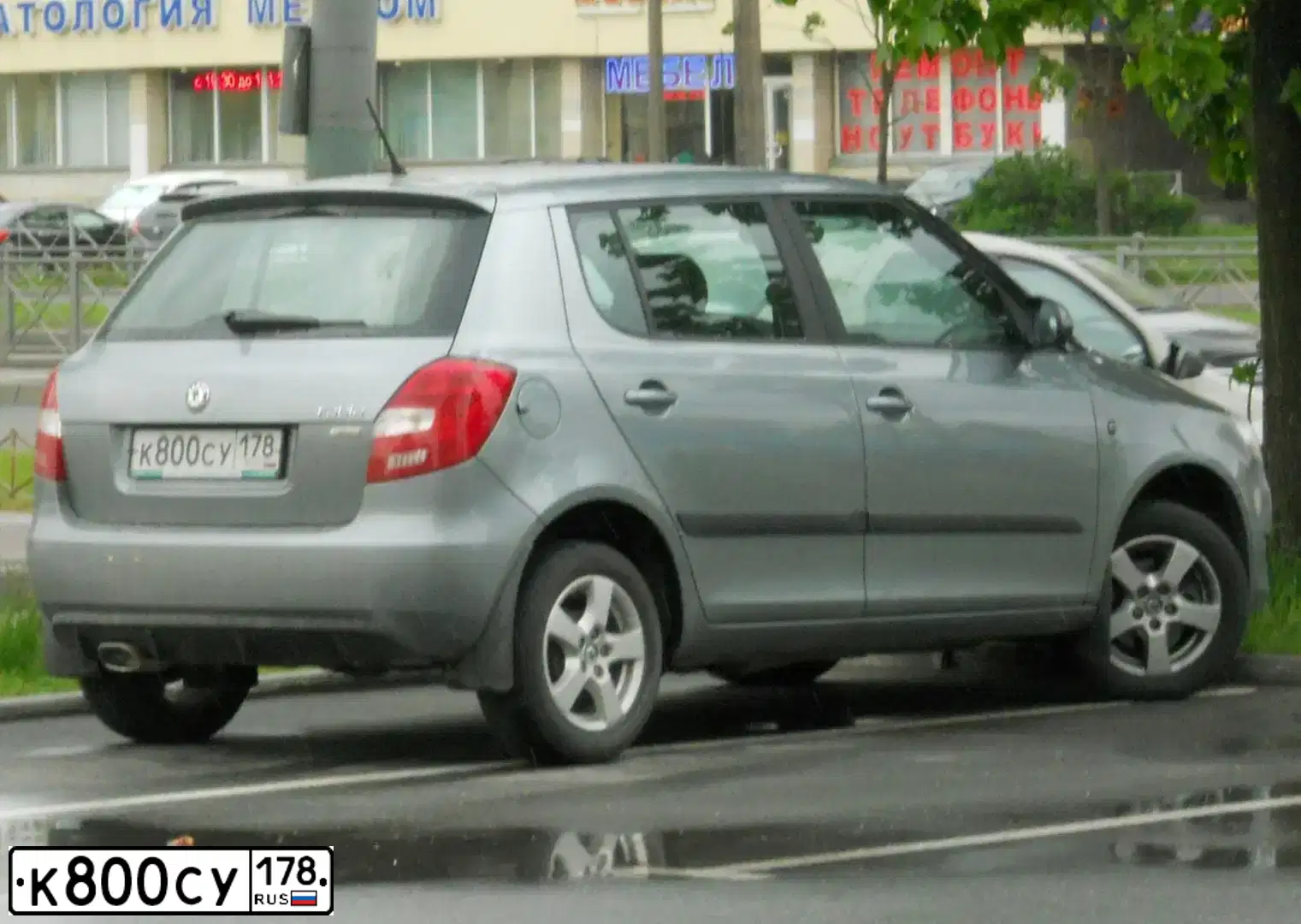 Фото автомобиля SKODA FABIA, 2011 — госномер К800СУ178. Цвет: Серый