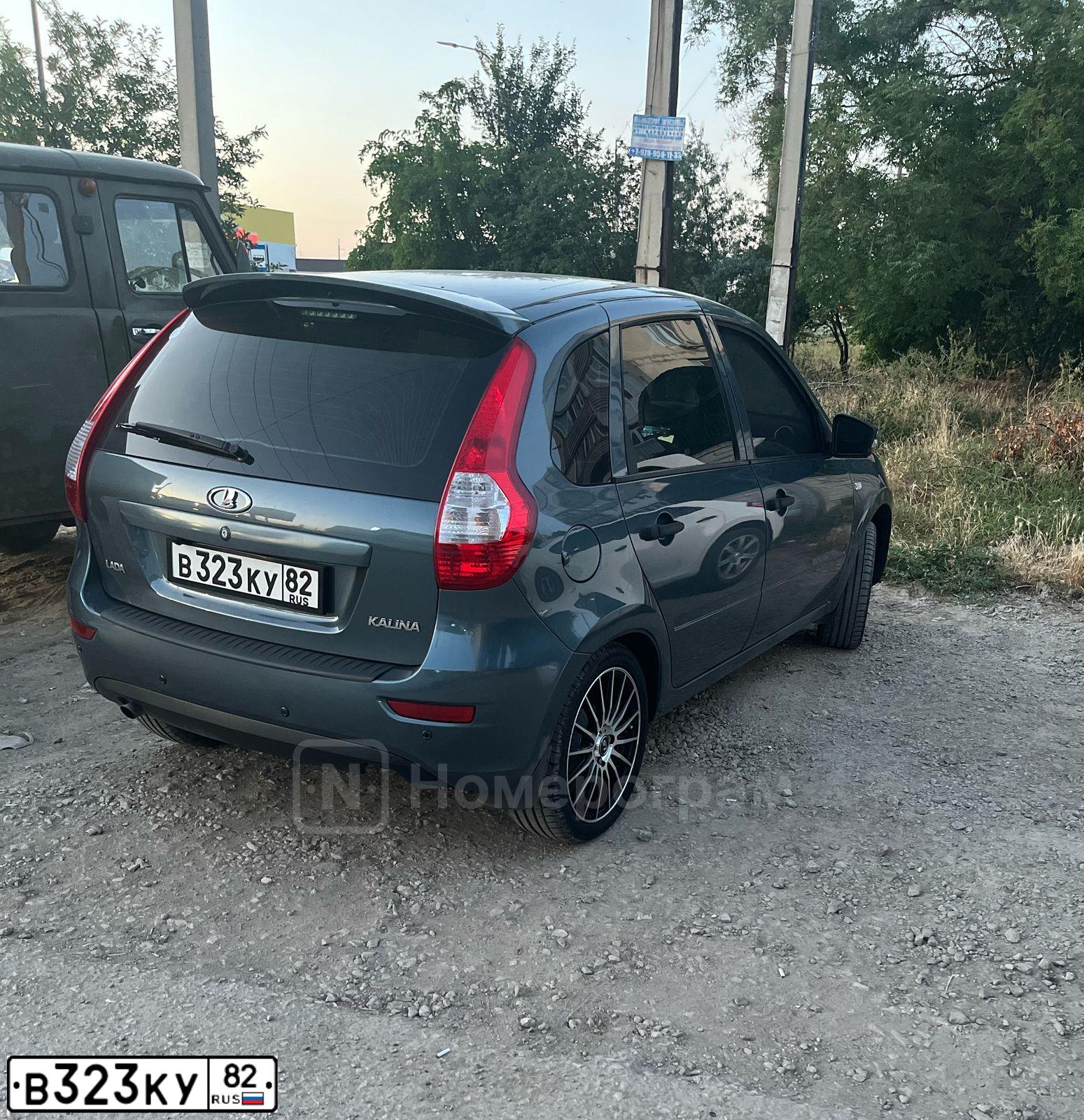 Фото автомобиля LADA 2192 KALINA, 2014 — госномер В323КУ82. Цвет: СЕРО-СИНИЙ