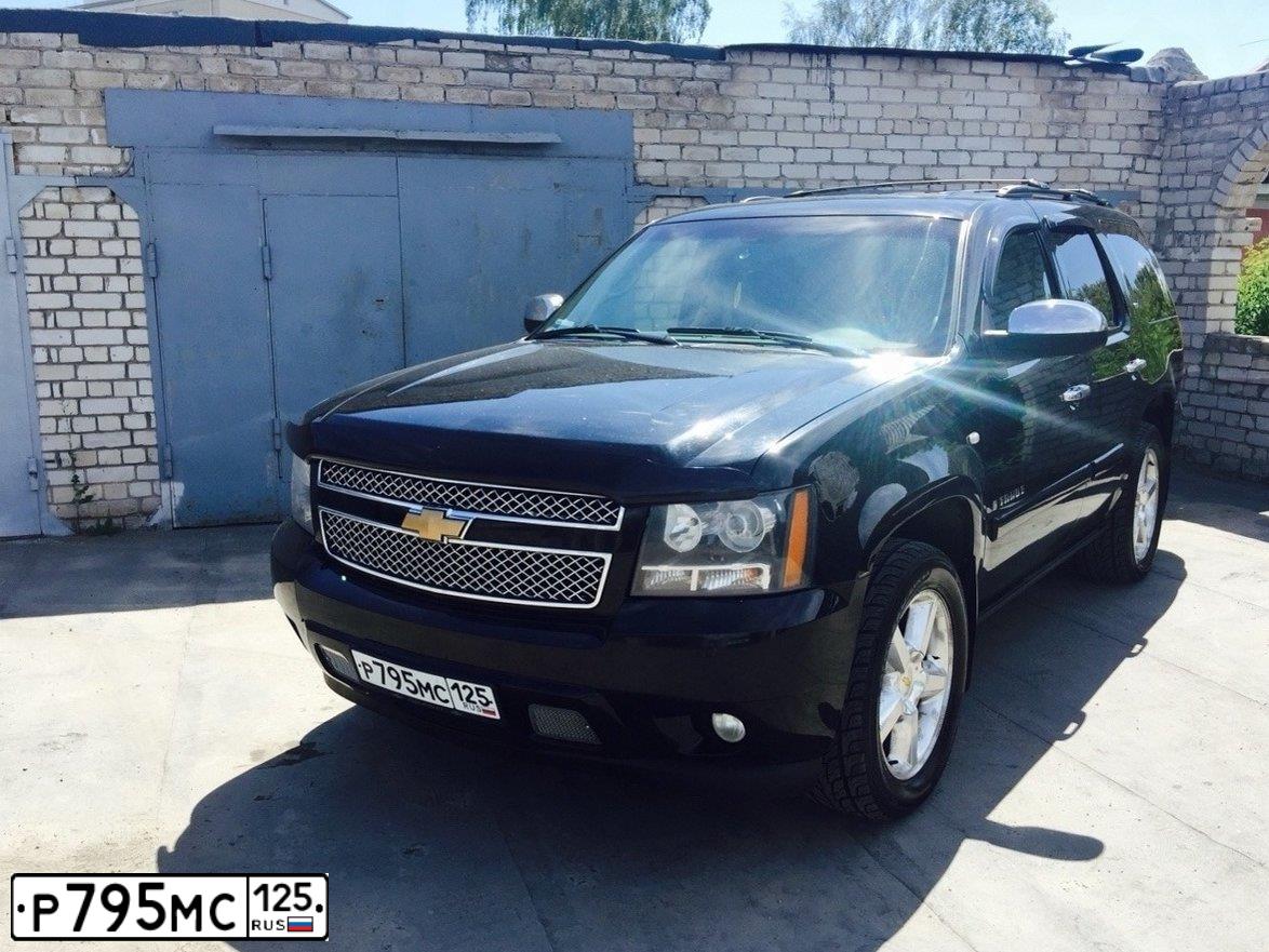 Фото автомобиля CHEVROLET TAHOE, 2008 — госномер Р795МС125. Цвет: ЧЕРНЫЙ