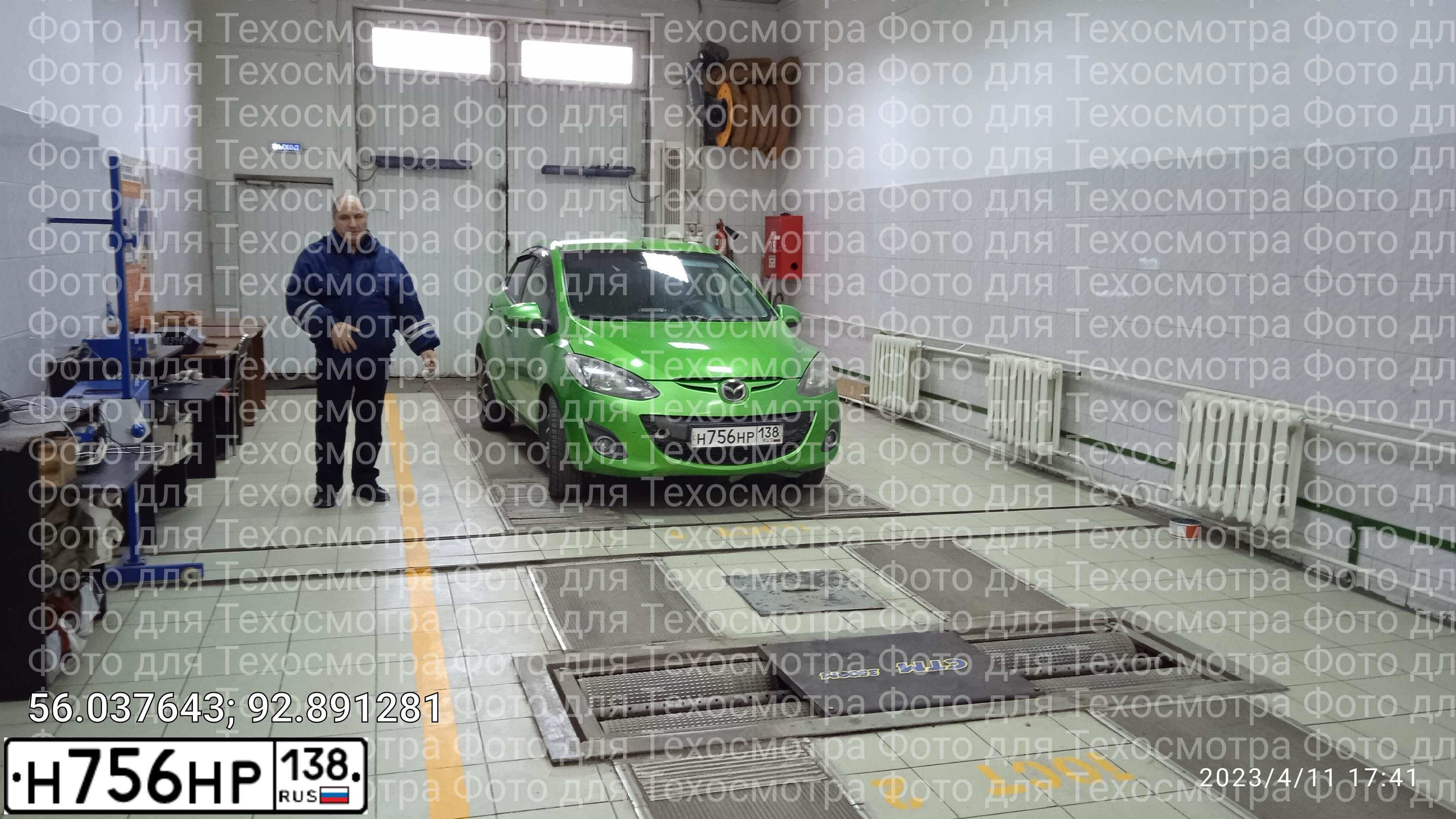 Фото автомобиля MAZDA 2, 2012 — госномер Е929ЕУ138. Цвет: ЗЕЛЕНЫЙ