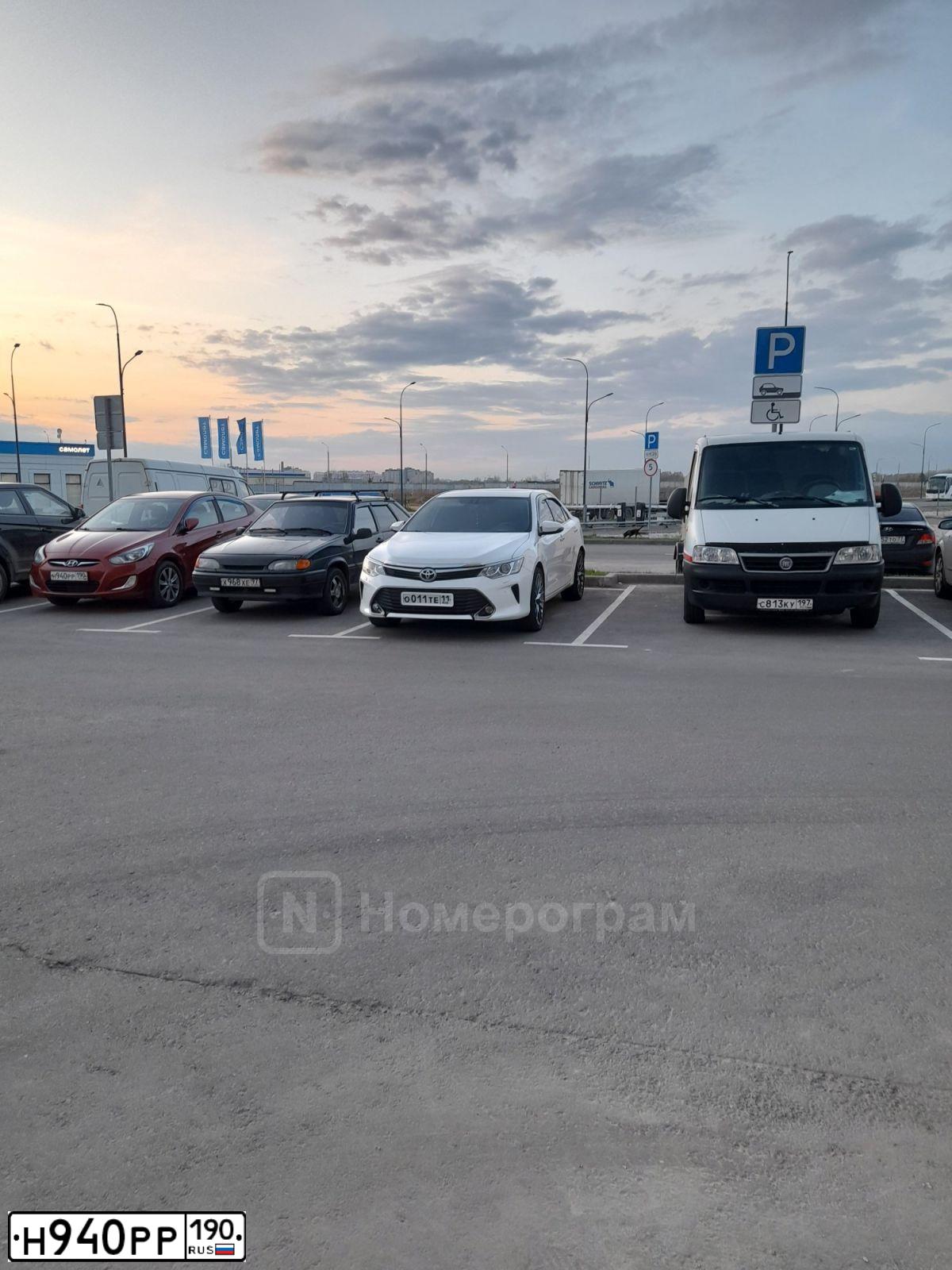 Фото автомобиля HYUNDAI SOLARIS, 2011 — госномер Н940РР190. Цвет: Красный