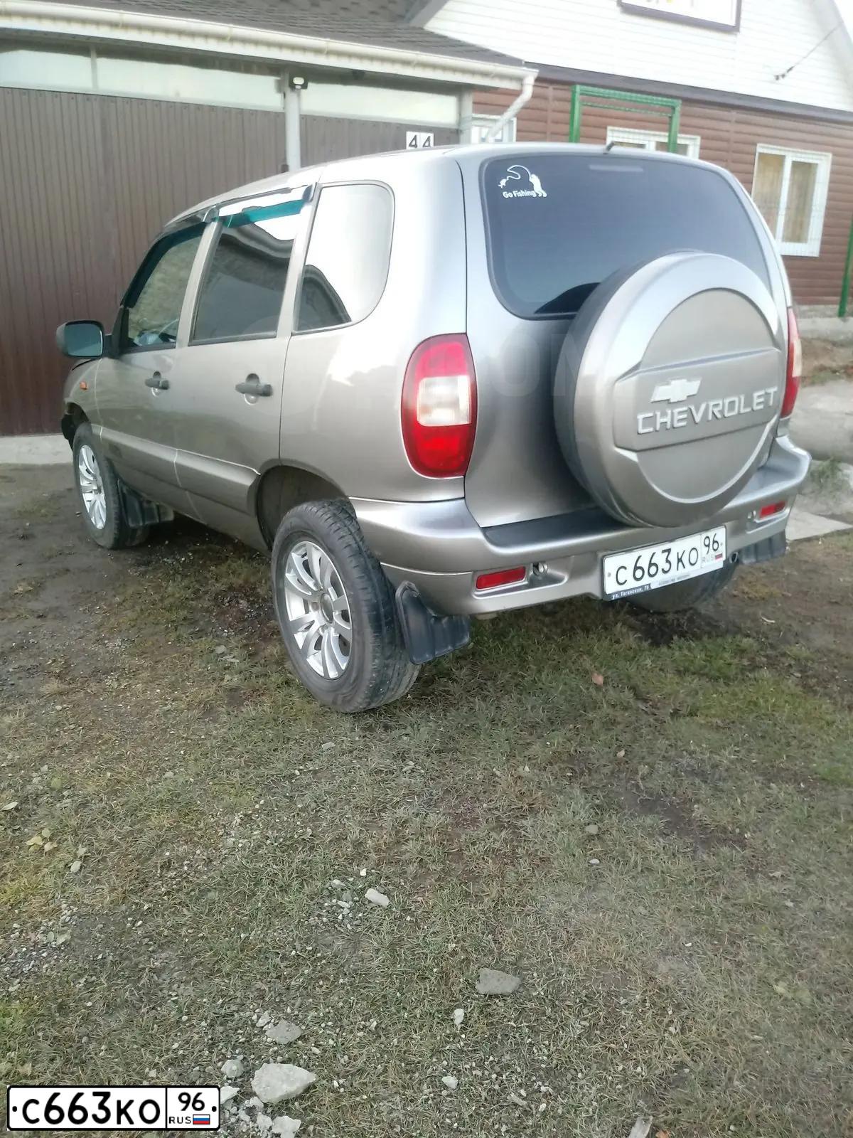 Фото автомобиля CHEVROLET NIVA, 2008 — госномер С663КО96. Цвет: СЕРО-КОРИЧНЕВЫЙ