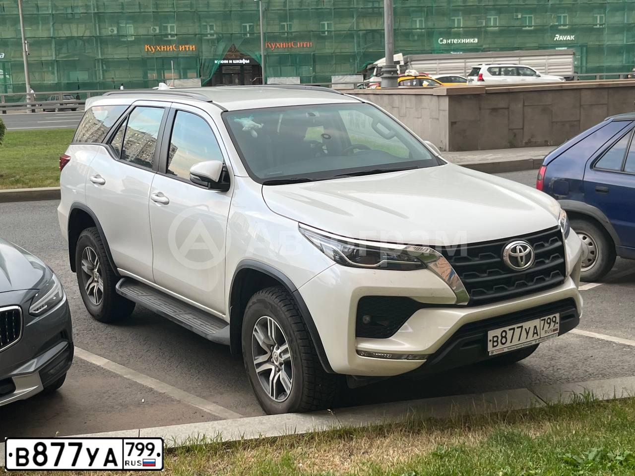 Фото автомобиля TOYOTA FORTUNER ТGN156L SТТSКW, 2021 — госномер В877УА799. Цвет: Белый