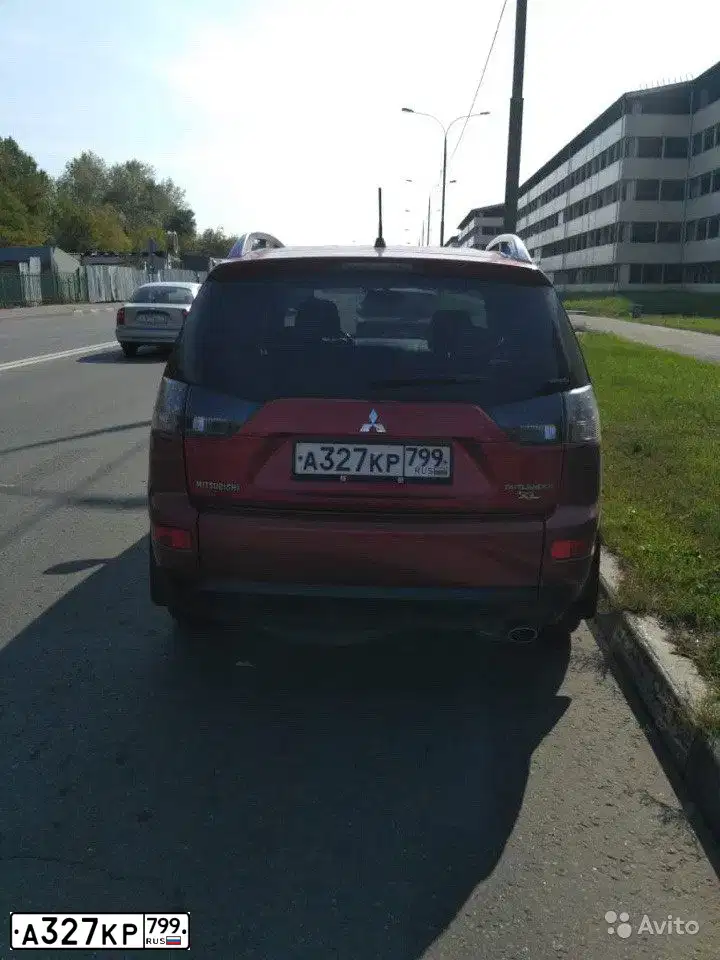 Фото автомобиля MITSUBISHI OUTLANDER, 2008 — госномер А327КР799. Цвет: Красный