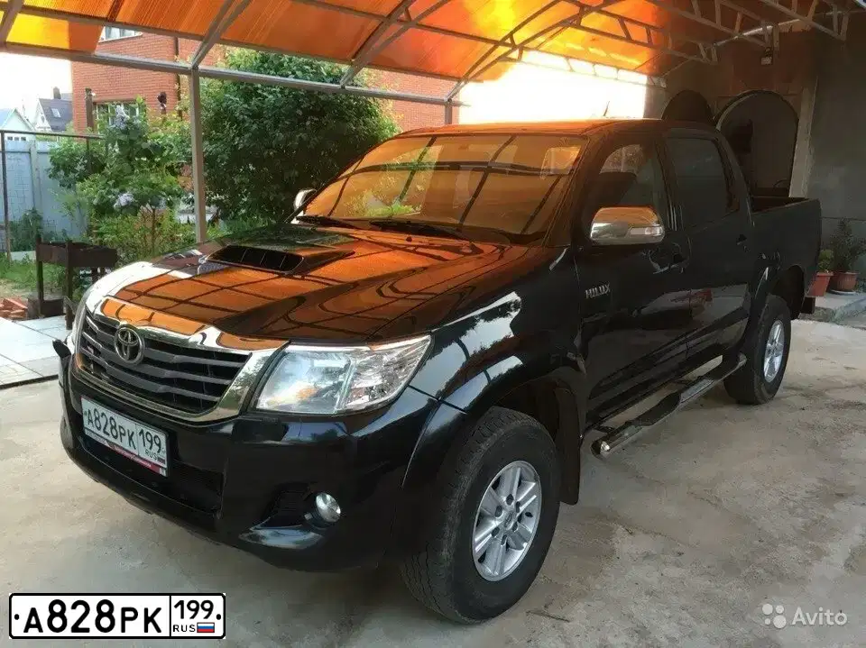 Фото автомобиля TOYOTA HILUX, 2013 — госномер В050АН122. Цвет: ЧЕРНЫЙ