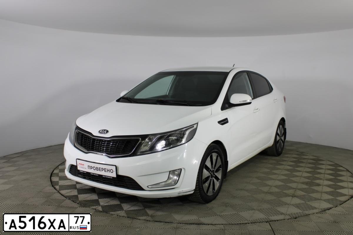 Фото автомобиля KIA RIO, 2013 — госномер Е374ТЕ124. Цвет: Белый
