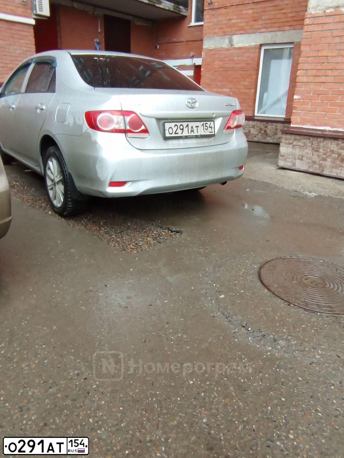 Фото автомобиля TOYOTA LAND CRUISER 200, 2012 — госномер О490НЕ14. Цвет: ЧЕРНЫЙ