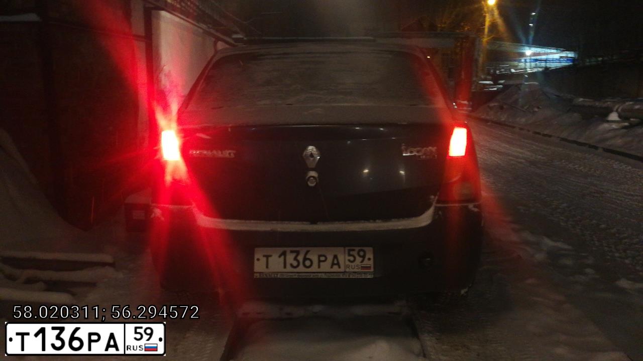 Фото автомобиля RENAULT LOGAN, 2009 — госномер Т136РА59. Цвет: ТЕМНО-СЕРЫЙ